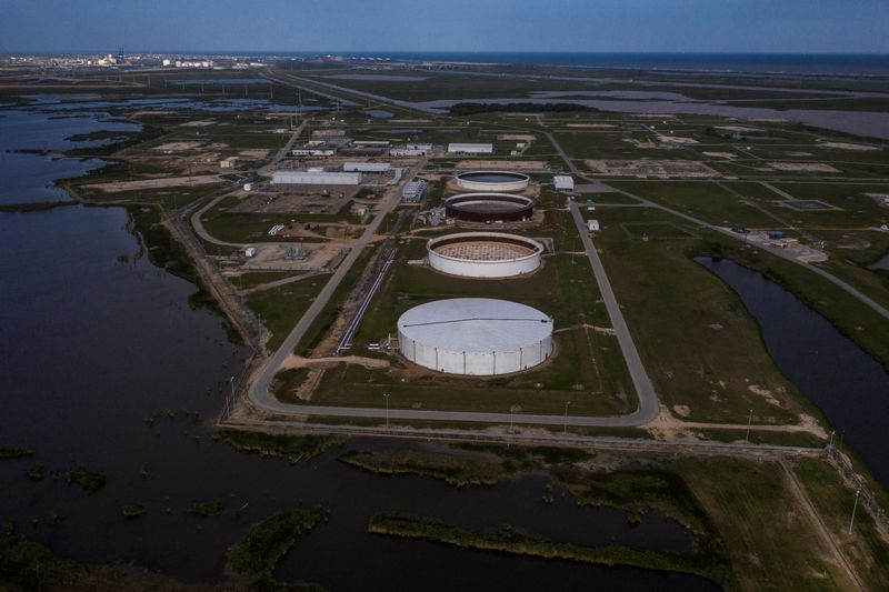Oil falls on shock amplify to U.S. inventories