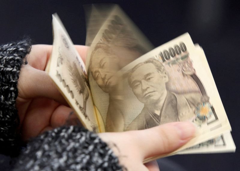 Yen susceptible, buck drifts as merchants weigh Fed price hike path