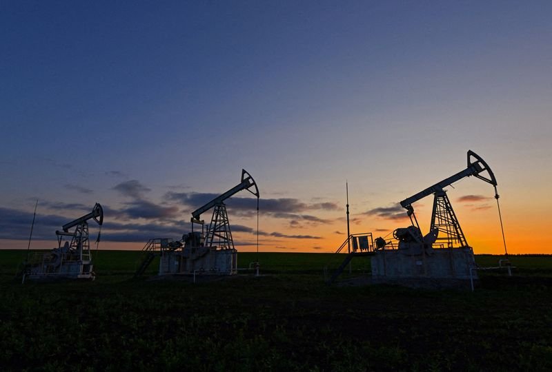 Oil settles decrease as economic jitters outweigh supply cuts